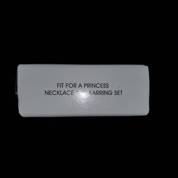 AVON Fit for a princess necklace and earrings set. - Picture 6 of 6